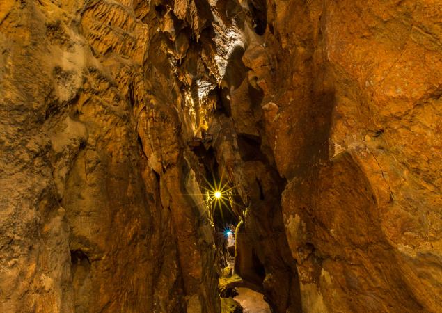 Le gouffre de la grotte Rochefort dans les Coëvrons
